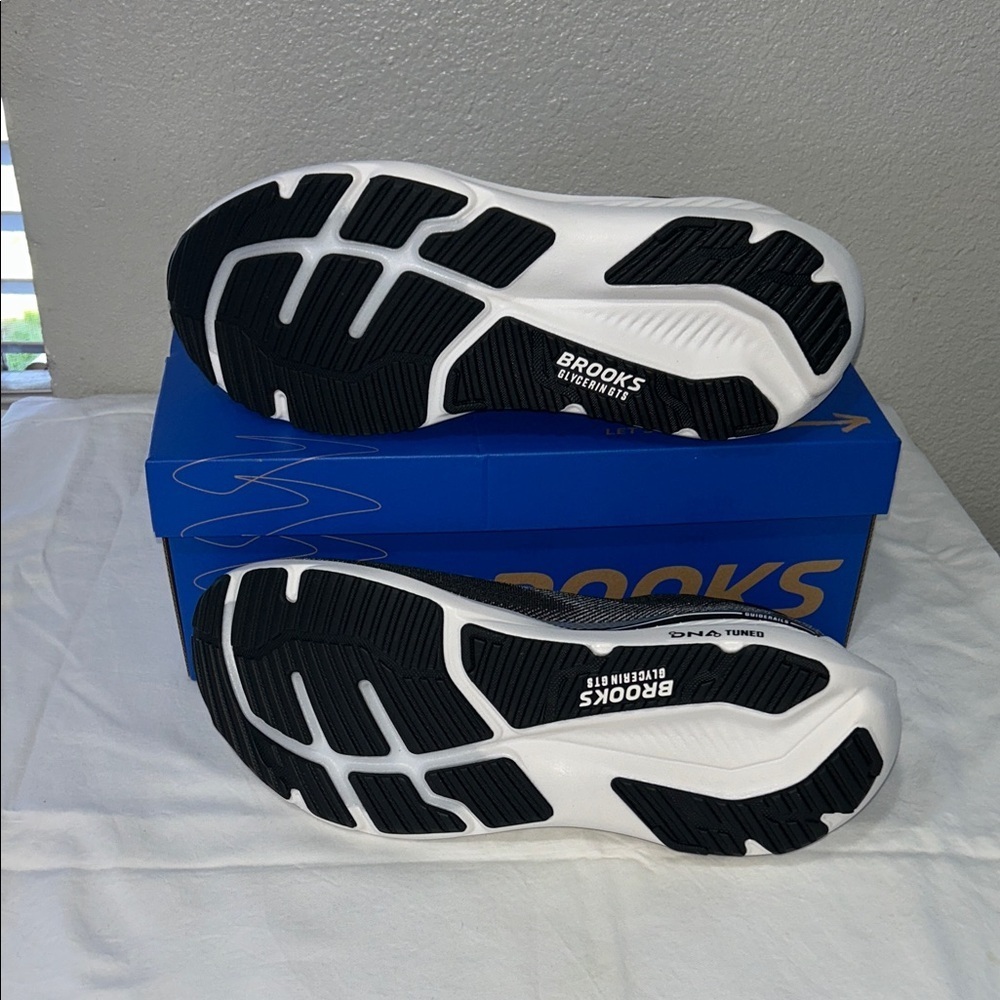 Brooks Men's Black and White Running Shoes - Picture 8 of 10
